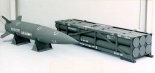 Pocisk rakietowy klasy ziemia-ziemia Lockheed Martin MGM-140 ATACMS oraz pakiet z 6 wyrzutniami pocisków rakietowych systemu MLRS. (Źródło: U.S. Army). 