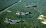 We wspólnym locie nad bazą Eglin (od góry): F-35A z 33. Fighter Wing USAF, F-35B z US Marine Corps i F-35C z US Navy. (Źródło: US Air Force).