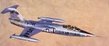Prototyp samolotu myśliwskiego Lockheed XF-104 "Starfighter" w locie. (Źródło: U.S. Air Force). 