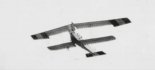 Samolot Lohner B-ll w locie. Charakterystyczne czerwono-biało czerwone końcówki skrzydeł oraz statecznik poziomy miały być elementem szybkiej identyfikacji dla własnych jednostek naziemnych. (Źródło: archiwum).