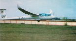 Szybowiec LS-8, na którym starował Paweł Frąckowiak podczas XXVI Szybowcowych Mistrzostw Świata (Bayreuth- Niemcy, 1999 r.). (Źródło: Przegląd Lotniczy Aviation Revue nr 10/1999).