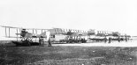 Poniemieckie wodnosamoloty Friedrichshafen FF-33L nr 9, Lübeck Travemünde F-4 nr 7, Friedrichshafen FF-49B nr 1 i Friedrichshafen FF-33E nr 8 na wózkach w bazie w Pucku, 20.08.1920 r. (Źródło: archiwum).