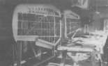 Skrzydło samolotu LWD ”Szpak 2” w pionowym przyrządzie montażowym. (Źródło: Kocent-Zieliński E. ”Łódzkie samoloty inżyniera Sołtyka”). 