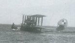 Latająca łódź Latham-43HB3 podczas wodowania.  (Źródło: archiwum). 