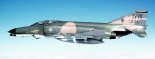 Samolot walki radioelektronicznej McDonnell Douglas F-4G ”Wild Weasel” uzbrojony w przeciwradarowe pociski AGM-88 HARM. (Źródło: U.S. Air Force).
