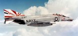 Samolot McDonnell Douglas F-4N ”Phantom II” zFighter Squadron VF-111 ”Sundowners” w locie. (Źródło: U.S. Navy).