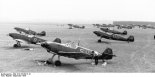 Samoloty myśliwskie Messerschmitt Bf-109B w barwach Luftwaffe. Zdjęcie wykonane na lotnisku w zachodniej Polsce, wrzesień 1939 r. (Źródło: Deutsches Bundesarchiv (German Federal Archive), Bild 101I-379-0015-18).