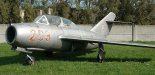 Samolot szkolno-bojowy Mikojan MiG-15UTI w barwach węgierskiego lotnictwa wojskowego. (Źródło: Varga Attila via "Wikimedia Commons"). 