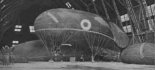 Poniemieckie balony obserwacyjne: na pierwszym planie AE. Ballon, w głębi z krzyżem Parseval-Siegsfeld "Drachen", z prawej gazochron AB Gasometer 100. Hala sterowcowa Winiary, marzec 1919 r. (Źródło: "Ku czci poległych lotników").