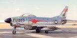 Samolot myśliwski przechwytujący North American F-86D-40-NA ”Sabre” w malowaniu  97th Fighter-Interceptor Squadron. (Źródło: United States Air Force).