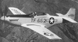 Dwumiejscowy samolot treningowy North American TP-51D "Mustang" w locie. (Źródło: USAF).