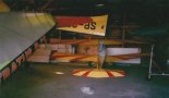 Dwupłat Ostrowskiego hangarowany w hangarze sekcji motolotniowej Aeroklubu Kieleckiego, silnik zdjęty. (Źródło: Damian Lis).