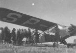 Grupa młodzieży przy samolocie Piper L-4A ”Cub” (SP-AFR). Zwiedzanie lotniska sportowego na Gocławiu w Warszawie zorganizowane przez Zarząd Miejski, maj 1948 r. (Źródło: archiwum).
