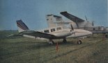 Piper PA-34 ”Seneca II” (SP-DKC). Na drugim planie samolot rolniczy PZL M15 ”Belfegor” (SP-OFE). Mielec, 1978 r. (Źródło: Skrzydlata Polska nr 38/1978).