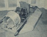Poduszkowiec SMT po modernizacji. Wirnik obudowany pierścieniową osłoną. Widoczne dwa stery kierunkowe, uruchamiane orczykiem przez pilota. (Źródło: Skrzydlata Polska nr 16/1964).