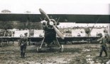 Zdobyty przez Niemców i zdewastowany, najpewniej jedyny w Polsce samolot myśliwski eskortowy Potez XXV C2 z silnikiem Gnôme- Rhône ”Jupiter 9Ad” na składowisku broni. (Źródło: Mazur W. ”Potez XXV ”).