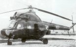 Jeden z dwóch pierwszych prototypów Mi-2R, pod belką ogonową zasobnik aparatu fotograficznego, w bocznych drzwiach karabiny maszynowe (Źródło: Aeroplan nr 3/1996).