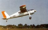 Prototyp PZL-105M ”Flaming” w okresie prowadzenia badań w locie (ze znakami rejestracyjnymi).  (Źródło: Lotnictwo Aviation International nr 1/1991).