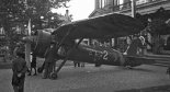 Ocalały z pożogi wojennej samolot myśliwski PZL P-11c, Poznań, Plac Wolności, 1945 r. (Źródło: via Konrad Zienkiewicz).