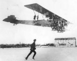 Słynne zdjęcie samolotu RBWZ ”Ilja Muromiec” w locie z ludźmi stojącymi na kadłubie. (Źródło: archiwum).