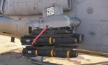 Przeciwpancerne kierowane pociski rakietowe Rockwell AGM-114 ”Hellfire ” podwieszone na pylonach śmigłowca AH-1W ”Super Cobra”. (Źródło: US Marine Corps).