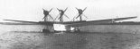 Na tym zdjęciu dobrze widać dużą rozpiętość skrzydeł łodzi Ro X ”Romar”. (Źródło: archiwum).