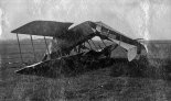 Wypadek samolotu wywiadowczego Rumpler C.I nr 2743/17 (nr Stacji Lotniczej Ławica 1/17), w którym śmiertelnie ranny został uczeń st. szer. Bohdan Daszkiewicz. (Źródło: ze zbiorów CBN Polona).