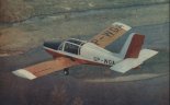 Samolot wzorcowy SOCATA "Rallye 100ST" (SP-WGA) w locie. (Źródło: Skrzydlata Polska nr 22/1978).