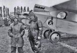 Edward Sopora (z lewej) podczas IV Krajowego Konkursu Samolotów Turystycznych w Warszawie, 1931 r. (Źródło archiwum).