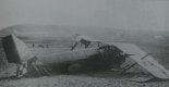 Sopwith F1 "Camel" rozbity przez mjr. pil. Ludomiła Rayskiego w lipcu 1921 r. na lotnisku lwowskim. (Źródło: archiwum).