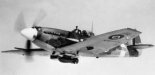 Samolot Supermarine ”Spitfire” Mk.XII z bombą o masie 230 kg podwieszoną pod kadłubem. (Źródło: archiwum).