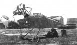 Albatros C-XV nr D.414 przydzielony do 21 Eskadry Niszczycielskiej podczas montażu na lotnisku we Lwowie.  (Źródło: Morgała A. ”Samoloty wojskowe w Polsce 1918-1924”).