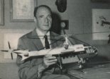 Bernard W. Sznycer z modelem śmigłowca Omega BS-17A ”Airliner”. (Źródło: archiwum).