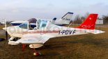 Samolot Tecnam P2002JF (SP-TWY) dostarczony do Ośrodka Szkolenia Lotniczego Bartolini Air w marcu 2015 r. Samolot posiada tymczasowe włoskie znaki rejestracyjne, przydzielone na czas przebazowania samolotu. (Źródło: Copyright Mikołaj Lech).