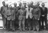 Polscy pracownicy THK, od lewej: J. Lewczuk, Z. Arnd, W. Gibałka, ?, S. Rogalski, W. Mikulski, L. Dulęba J. Hoffman, ?, F. Janik, W. Wasilewski i J. Tuszyński. (Źródło: ”Polskie skrzydła w Turcji 1936-1948”).