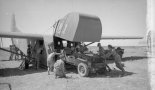 Samochód terenowy Jeep podczas załadunku do szybowca Waco CG-4A. Przygotowania do lądowania na Sycylii, lipiec 1943 r. (Źródło: via Imperial War Museums).
