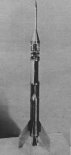 Dwuczłonowa rakieta doświadczalna RD-42. Na zdjęciu rakieta z odjętymi osłonami bocznymi. U góry- aparatura pomiarowa; w środku- komora spadochronowa. (Źródło: Skrzydlata Polska nr 22/1964).