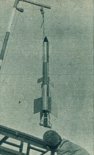 Rakieta RM-2B podczas przygotowań do startu. (Źródło: Skrzydlata Polska nr 43/1963).