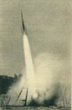 Start doświadczanej rakiety naddźwiękowej RM-3W z głowicą typu ”Włócznia”. (Źródło: Skrzydlata Polska nr 26/1963).