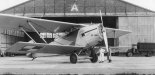 Wytaczanie z hangaru samolotu typu Amiot 123.01b. Przy maszynie konstruktor i personel techniczny. Paryż Le Bourget, czerwiec 1928 r. (Źródło: Narodowe Archiwum Cyfrowe. Sygnatura: 1-S-1222-2).