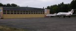Samoloty Jak-40 i MiG-21 przed hangarem Wydziału Mechatroniki i Lotnictwa WAT, Lotnisko Warszawa-Babice. (Źródło: http://lotniczyspacerpowarszawie.pl).