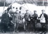Samolot Anatra ”Anasal” w składzie 1. Eskadry Wywiadowczej. Zdjęcie z 1919 r. W środku z hełmem stoi por. pil. S. Pawluć. (Źródło: archiwum).