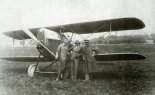 Samolot ”Balilla”, stoją : K. Arkuszewski, A. Haber- Włyński i W. Rumbowicz. Bronowice, 21 lipca 1921 r. (Źródło: archiwum).