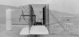 Samolot Wright ”Flyer I” w widoku z boku. (Źródło: Wright Brothers Aeroplane Company.A Virtual Museum of Pioneer Aviation).