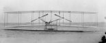 Samolot Wright ”Flyer I” w widoku z przodu. (Źródło: Wright Brothers Aeroplane Company.A Virtual Museum of Pioneer Aviation).