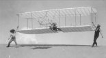 Start szybowca Wright No. 2 Glider. Kitty Hawk, 1901 r. (Źródło: Wright Brothers Aeroplane Company.A Virtual Museum of Pioneer Aviation).