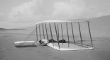 Wilbur Wright w pozycji leżącej na szybowcu Wright No. 2 Glider tuż po lądowaniu. Kitty Hawk, North Carolina 1901 r. (Źródło: Library of Congress).