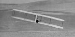 Po serji lotów szybowiec Wright No. 3 został zmodernizowany i otrzymał pojedynczy statecznik pionowy. (Źródło: Wright Brothers Aeroplane Company.A Virtual Museum of Pioneer Aviation).