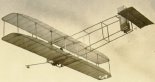 Orville Wright w locie w 1911 r., na zmodyfikowanym (przez zmianę usterzenia poziomego i zmianę pozycji pilota na siedzącą) szybowcu Wright No. 3. (Źródło: Wright Brothers Aeroplane Company.A Virtual Museum of Pioneer Aviation).