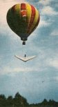 Sprawdzanie tendencji wychodzenia lotni z lotu nurkowego podczas zrzucania jej z balonu. (Źródło: Kompol s.c.).